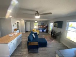Immaculately Maintained Lakeview Loft Apartment - Image 4