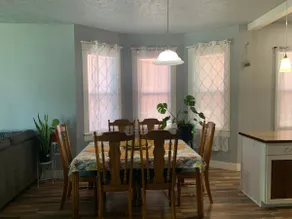 Cozy 3-bedroom home with street parking for 2 cars - Image 3