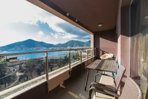 Superior Three-Bedroom Apartment with Sea View - Image 2