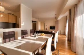 Superior Three-Bedroom Apartment with Sea View - Image 3