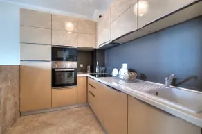 Superior Three-Bedroom Apartment with Sea View - Image 5