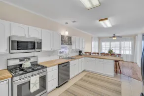 Bayview Coastal 4BR | Steps to Shore •Free Parking - Image 4