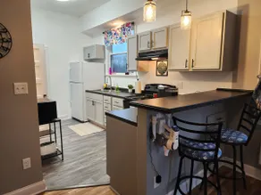 Spacious 2BR Apt Downtown, 2 Blocks from State Capitol - Image 2