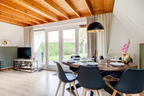 Gekraagde Roodstaart | Bungalow with green garden - Image 3