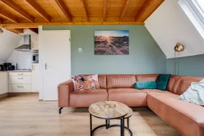 Gekraagde Roodstaart | Bungalow with green garden - Image 2