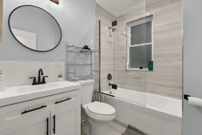 New Luxury 5Bed 2Bath Suite w/ free Parking - Image 5