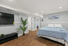 New Luxury 5Bed 2Bath Suite w/ free Parking - Image 2