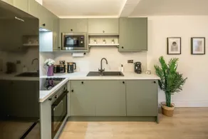 Stunning 1 Bed Luxury London Garden Apartment - Image 5