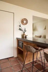 Modern One-Bedroom Apartment - Image 4
