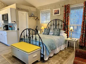 Hilltop Cottage, Historic Silver Spur Dance Hall - Image 2