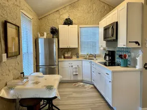 Hilltop Cottage, Historic Silver Spur Dance Hall - Image 4