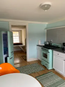 Sunny, serene, second floor - Image 2