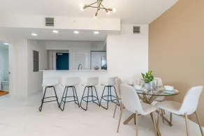 {Luxe Penthouse} ~ Beach ~ Pool ~ Gym ~ Sleeps 5 - Image 5