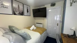 Budget room Birmingham - Image 2