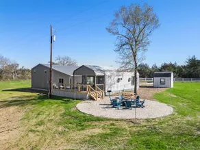 Modern Cabin with Luxury Amenities - Image 2