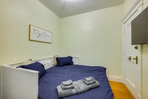 5min>Fenway:FreeParking:1100 Sqft:65inTV:KingBed - Image 5