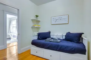 5min>Fenway:FreeParking:1100 Sqft:65inTV:KingBed - Image 4