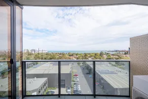 Luxury Bay View Apartment - Image 4