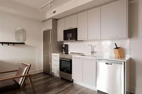 Spacious 1 Bedroom in Navy Yard - Image 3