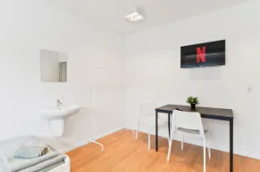 3 Bedrooms | Single Beds | Parking | Kitchen - Image 4