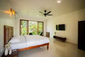 Superior Room with balcony, 5-min to beach - Image 2