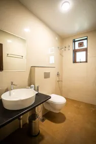 Superior Room with balcony, 5-min to beach - Image 4
