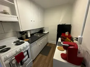 In-Town Pvt. Apt. Summer St - Image 5
