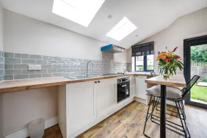 Cottage in the heart of award-winning English village - Image 2