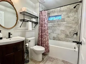 Charming 2BR Getaway Near Downtown & Weeki Wachee - Image 3