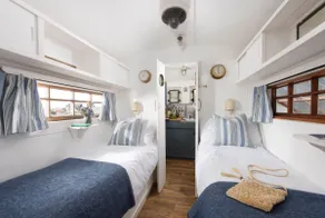 Ship Ashore, quirky cabin with Twin beds - Image 2