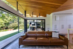 Private Architectual Beach Retreat in Pearl Beach - Image 2