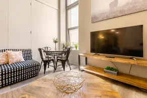 Chic Laneway Apartment on Famous Degraves Street - Image 5