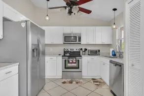 Rose's Lakeview - Image 5