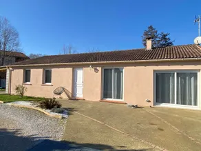Comfortable house with remote working space - Image 5