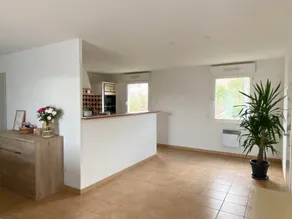 Comfortable house with remote working space - Image 4