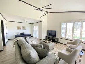 End-unit condo 10 mins from downtown, close to shops and airport - Image 2