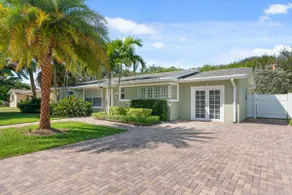 Charming 4BR Beach Bungalow - Image 3