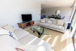 Harbour Edge, stylish waterside home - Image 2