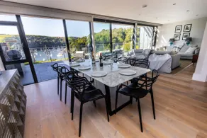Harbour Edge, stylish waterside home - Image 3