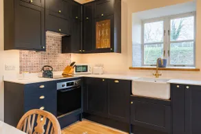Charming Coach House Retreat Near Sherborne Abbey - Image 2