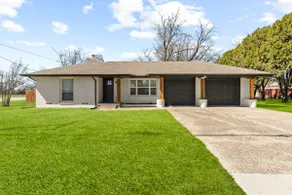 Downtown Renovated Home | Sleep 10 | Z-Plex Close! - Image 4