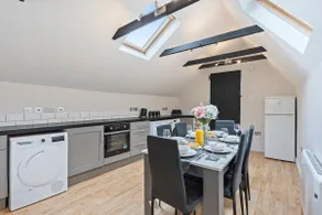 Stylish 2 Bed Home near Gatwick - Image 3