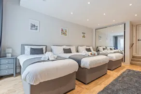 Stylish 2 Bed Home near Gatwick - Image 2