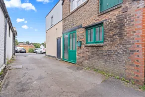 Stylish 2 Bed Home near Gatwick - Image 4