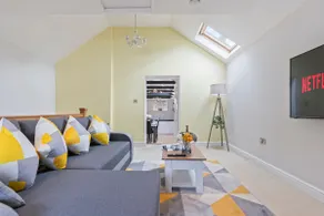 Stylish 2 Bed Home near Gatwick - Image 1
