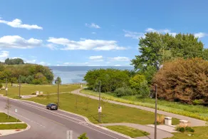 Lake Haven: Luxe Modern Apt 4B/2B Waterfront Home! - Image 5