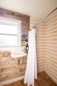 King Bed + Minutes to Roundtop + No Cleaning fee! - Image 3