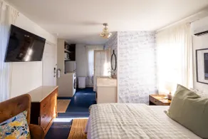 King Bed + Minutes to Roundtop + No Cleaning fee! - Image 2