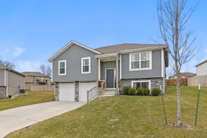 Stylish MidModern New Build w/ Extra Apartment - Image 2