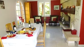 Spacious villa with pool - Image 3